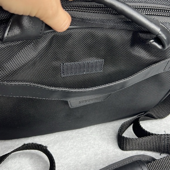 Kenneth Cole Reaction R Tech IPAD Tablet Case 9"H x 12"W x 2"D Black - Picture 3 of 11